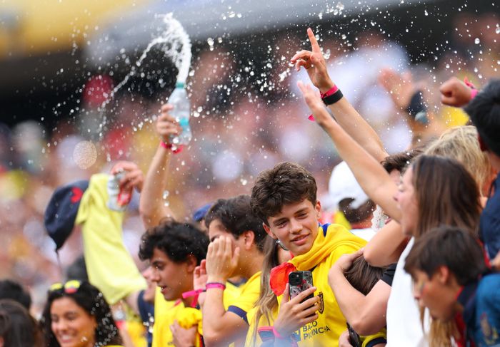  Các cổ động viên Ecuador trong trang phục màu vàng đã mang đến tinh thần và những tiếng hát hò náo nhiệt cho sân vận động MetLife trong trận đấu cuối cùng vòng bảng World Cup. 