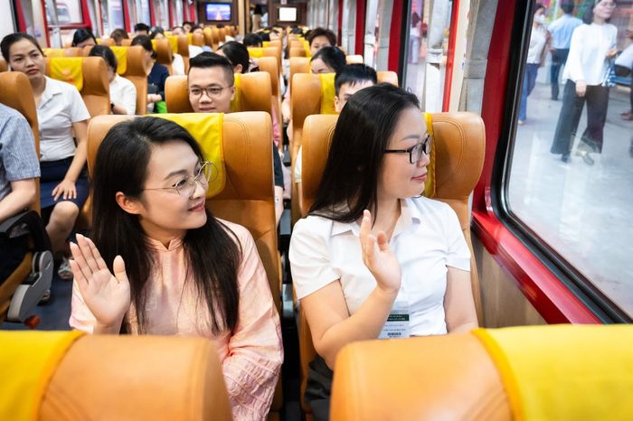 Chị Nguyễn Thanh Thủy (bên trái) công tác tại Trung tâm quản lý chất lượng khám chữa bệnh, Bệnh viện Bạch Mai, chia sẻ cảm giác háo hức, xúc động: "Để đáp ứng công việc mới tại cơ sở Ninh Bình, tôi phải sắp xếp lại việc sinh hoạt từ gia đình tới những công việc tại cơ sở Hà Nội. Bình thường tại cơ sở Hà Nội, 6h tôi đã chuẩn bị từ nhà ở phường Long Biên tới bệnh viện, còn bây giờ thì 5h tôi đã có mặt ở ga Hà Nội dù nhà cách 13 km. Tuy nhiên, việc bệnh viện sắp xếp lịch đi tàu cố định, sau này chắc chắn tôi sẽ quen với lịch trình công tác mới". 