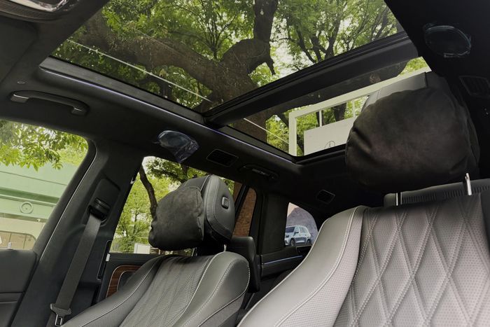  Mercedes-Maybach GLS 480 facelift được trang bị cửa sổ trời toàn cảnh panorama. 
