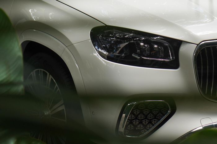  Khu vực cản trước ở bản facelift mang thiết kế tương đồng với Mercedes-Maybach GLS 600 với khe hút gió tích hợp logo Maybach kiểu monogram. 
