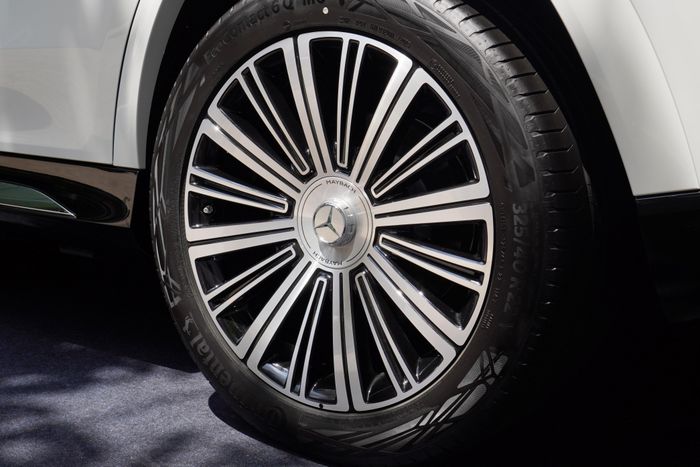  Xe sở hữu bộ mâm 22 inch đa chấu đặc trưng. 