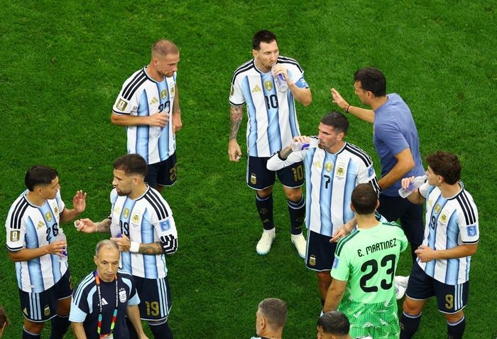  Với đầu tàu Lionel Messi, Scaloni tỏ ra mát tay khi tạo ra một đội hình gắn kết từ tinh thần thi đấu đến lối chơi trên sân. Argentina giành hai chiến thắng trước Algeria (3-0) và Áo (2-0) và bước vào vòng 32 đội với vị trí nhất bảng J. Ảnh: Reuters. 