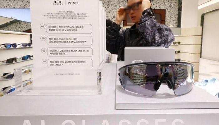  Một khách hàng dùng thử kính AI tại cửa hàng. Ảnh: Yonhap. 