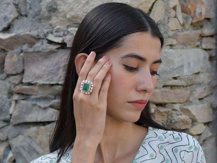  Ngọc lục bảo có nhược điểm giòn, dễ sứt mẻ khi va chạm. 