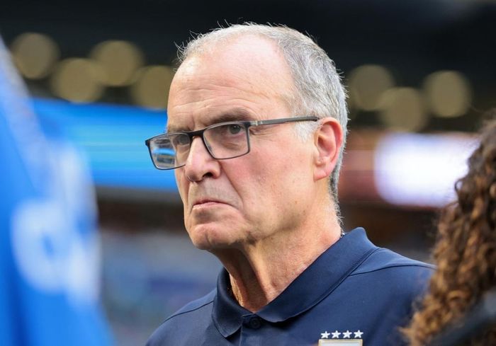  Áp lực đè nặng lên vai HLV Bielsa. Ảnh: Reuters.
