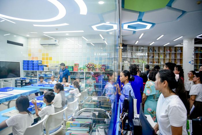  Việc kết hợp khéo léo giữa đọc sách cùng hoạt động vui chơi giúp các em cảm thấy hào hứng hơn khi tiếp cận những kiến thức mới. Các buổi workshop kỹ năng sống cùng chuyên đề tâm lý trẻ em thu hút sự quan tâm đặc biệt của các bậc phụ huynh tham gia hội sách. 