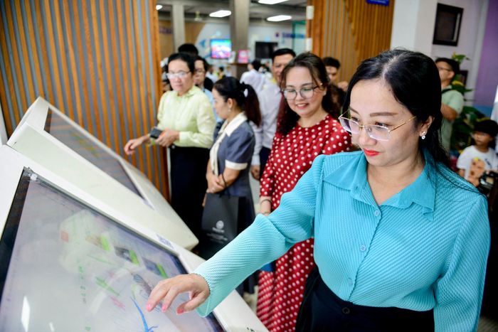  Theo ông Nguyễn Ngọc Hồi, thách thức lớn nhất hiện nay là việc công nghệ đang chiếm phần lớn thời gian của giới trẻ, làm suy giảm thói quen đọc sách giấy. Để giải quyết vấn đề này, thành phố chú trọng xây dựng các mô hình hội sách tại chung cư, bệnh viện cùng các xã vùng sâu vùng xa nhằm tạo sự thuận tiện nhất cho người đọc. 