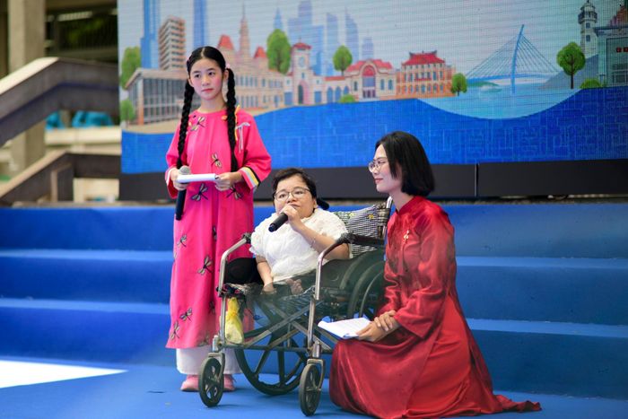  Tham gia lễ khai mạc có bà Huỳnh Thanh Thảo, cô giáo mang trong mình di chứng của chất độc da cam và căn bệnh xương thủy tinh. Không thể đến trường do sức khỏe không đảm bảo, bà đã tự học chữ cùng mẹ rồi kiên trì điều hành Thư viện Mini Cô Ba tại ấp Ràng (xã Củ Chi, TP.HCM) suốt 18 năm. Chị chia sẻ về hành trình thư viện được xây dựng bằng chính tình yêu thương của mọi người cũng như lãnh đạo TP.HCM. 
