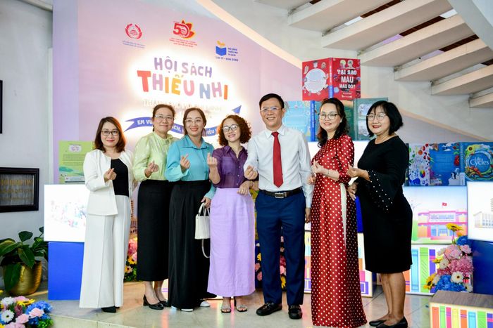  Chia sẻ với Tri Thức - Znews, ông Nguyễn Ngọc Hồi, Phó giám đốc Sở Văn hóa Thể thao TP.HCM, nhấn mạnh chiến lược cụ thể hóa các chỉ thị của Ban Bí thư và Thành ủy TP.HCM. Ông cho biết: “Chỉ thị 16 của Thành ủy cùng Chỉ thị 04 của Ban Bí thư là nền tảng để chúng tôi xây dựng đề án phát triển không gian văn hóa đọc. Chúng tôi đang tham mưu cụ thể hóa các chỉ thị này, hướng đến năm 2030 cùng tầm nhìn 2045 để xây dựng TP.HCM thành thủ đô sách của khu vực. Mục tiêu lớn nhất là tạo nên một thế hệ biết tiếp thu tri thức từ sách”. 
