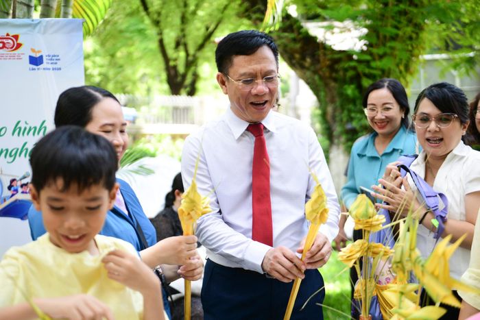  Tại khu vực Thư viện Khoa học Tổng hợp, bên cạnh việc trưng bày ấn phẩm, ban tổ chức còn bố trí các sân chơi sáng tạo như vẽ tranh, tô tượng hay các trò chơi dân gian, vận động trí tuệ. 