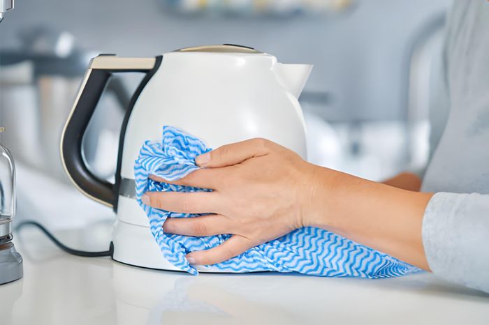  Vệ sinh cặn bám định kỳ giúp tăng hiệu quả truyền nhiệt, rút ngắn thời gian đun sôi và hạn chế điện năng lãng phí. Ảnh: Shutterstock. 