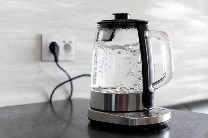  Chất liệu thân và ruột ấm ảnh hưởng đến độ bền, khả năng giữ nhiệt cũng như mức độ an toàn trong quá trình sử dụng lâu dài. Ảnh: Shutterstock. 