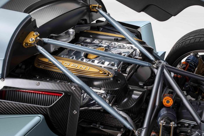  Từ khi mới thành lập, hiệu năng của những mẫu Pagani đều xoay quanh động cơ V12 do các kỹ sư của Mercedes-AMG lắp ráp, mang đến cảm giác lái và âm thanh phấn khích mà hệ truyền động điện không thể nào mang lại. 