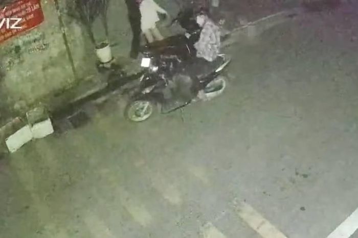  Hai thanh niên tấn công T.M. từ phía sau. 