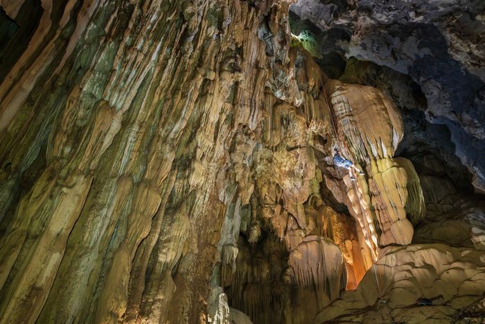  Tại khu vực cửa hang, đoàn phát hiện một số dấu tích cho thấy từng có người đi rừng ghé qua lấy nước nhưng không có dấu hiệu cho thấy họ đã đi sâu vào bên trong. Đội kỹ thuật sau đó thiết lập điểm neo và lần lượt đu dây xuống hố sụt sâu khoảng 20 m để bắt đầu khảo sát. Đoàn xác định hang Thắng có 2 cửa thông nhau và chia thành 2 nhánh. Cửa vào là hố sụt thẳng đứng, trong khi cửa còn lại là khe đá hẹp chỉ vừa đủ một người lớn đi qua.