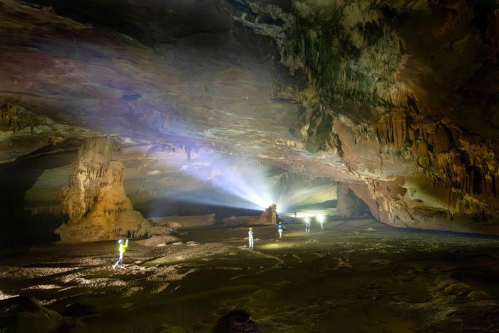  Biên độ rộng của hang Thắng có nơi lên tới hơn 100 m, ôm trọn những cột măng đá (stalagmite) sừng sững đâm thẳng lên trần hang. 