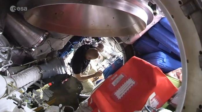 Các vết nứt nằm trong đường hầm PrK của trạm ISS. Ảnh: ESA.