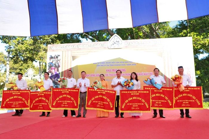 Ông Nguyễn Văn Hoa, Phó Giám đốc Sở VHTTDL tỉnh Khánh Hòa, thành viên Ban Tổ chức tặng cờ cho các Đoàn gia Ngày hội