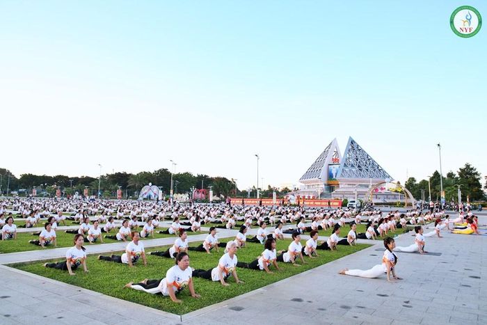 Ngày Quốc tế Yoga lần thứ 12 với chủ đề “Yoga - Sống khỏe theo năm tháng”