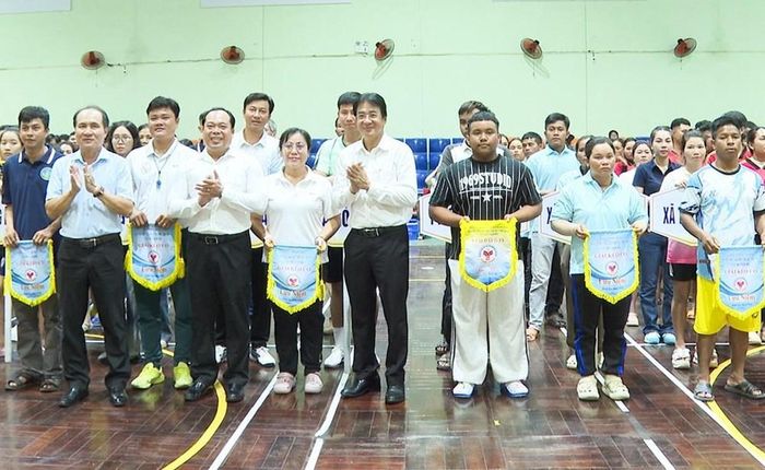Phó Chủ tịch Thường trực UBND tỉnh Khánh Hòa tặng cờ cho các đội tham gia Giải kéo co và đẩy gậy Đại hội Thể dục thể thao tỉnh Khánh Hòa lần thứ I năm 2026