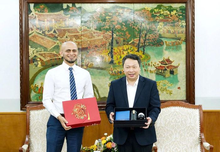 Thứ trưởng Nguyễn Huy Dũng tặng quà lưu niệm cho ông Sarim Aziz