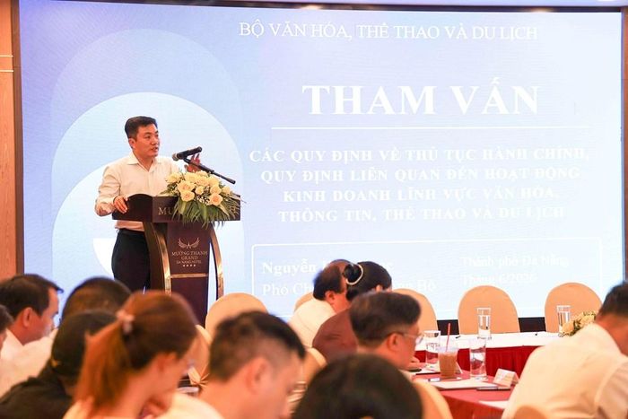 Ông Nguyễn Hữu Ngọc, Phó Chánh Văn phòng Bộ VHTTDL trao đổi một số nội dung tại Hội nghị