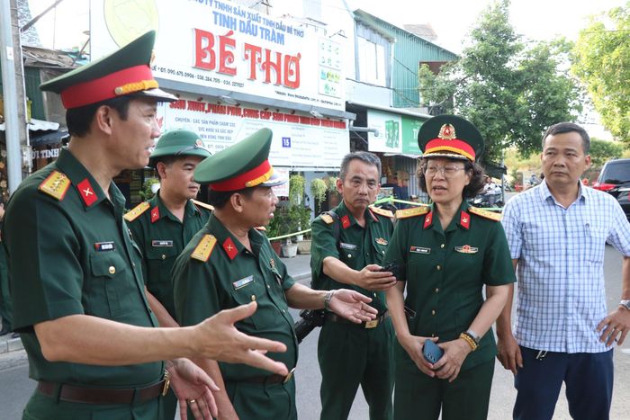 Các đơn vị chuyên môn trao đổi tại hiện trường khảo sát ở đường Xuân 68 - bên trong Kinh thành Huế