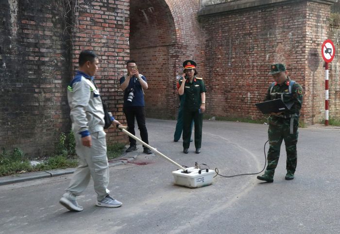 Lực lượng chức năng sử dụng radar xuyên đất để khảo sát khu vực gần cửa Chánh Tây - Kinh thành Huế