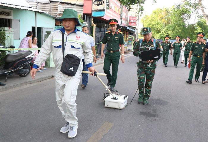 Theo kế hoạch của Ban Chỉ đạo 515 TP. Huế, việc khảo sát bằng radar xuyên đất sẽ thực hiện ở khu vực cửa Chánh Tây, cửa Đông Ba, cửa Hậu và đoạn đầu đường Xuân 68 (phường Phú Xuân, TP. Huế) với tổng diện tích hơn 1.350m2