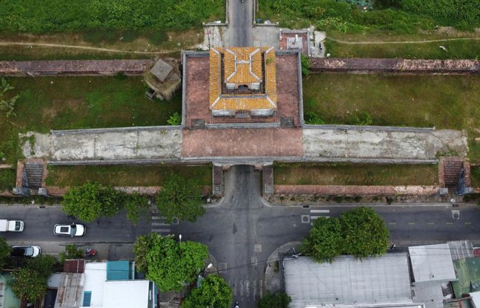 Khu vực cửa Chánh Tây, nơi nghi có mộ tập thể liệt sĩ . Theo Ban Chỉ đạo 515 TP. Huế, khu vực Kinh thành Huế là mặt trận ác liệt trong sự kiện Mậu Thân năm 1968, nhiều liệt sĩ hy sinh vẫn chưa tìm được hài cốt