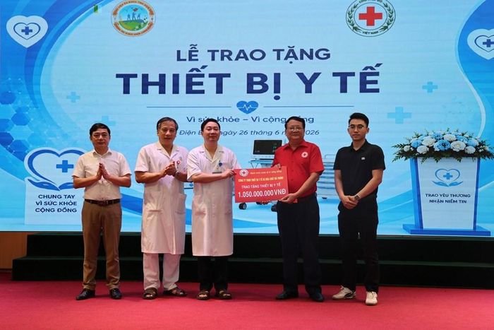 Công ty TNHH Y tế và hóa chất Hà Thành trao tặng thiết bị y tế cho đại diện bệnh viện