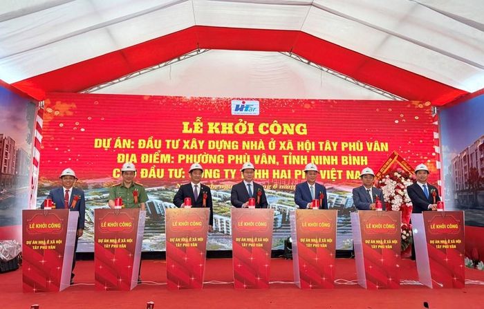 Các đại biểu bấm nút khởi công Dự án đầu tư xây dựng nhà ở xã hội Tây Phù Vân