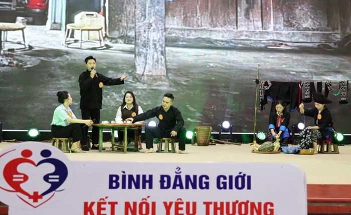Các đội đã mang đến nhiều tiểu phẩm, câu chuyện phản ánh sinh động những vấn đề trong đời sống gia đình