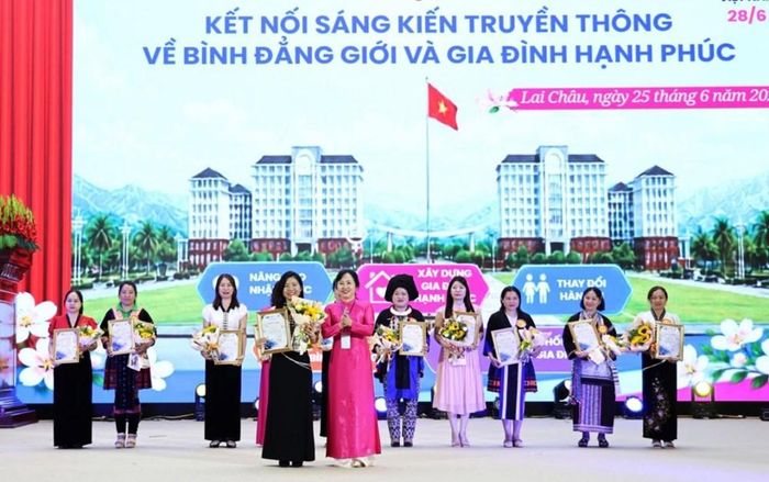 Ban Tổ chức trao giải các đội có thành tích xuất sắc tại hội thi