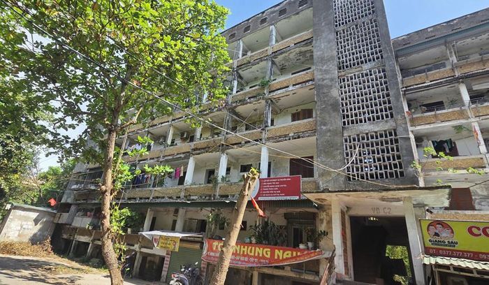 Khu C chung cư cũ Quang Trung hư hỏng, xuống cấp nghiêm trọng sau gần 50 năm sử dụng. Ảnh: Quang Hợp
