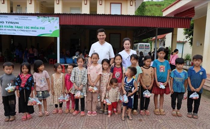 Đại diện đoàn công tác trao tặng những phần quà ý nghĩa cho các bệnh nhi tại chương trình