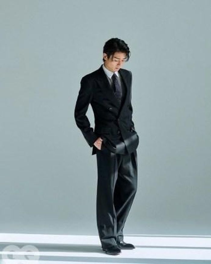 Cầu thủ Nhật Bản mặc vest trong bộ ảnh trên tạp chí GQ HYPE số tháng 4. Ảnh: Instagram/Keito Nakamura