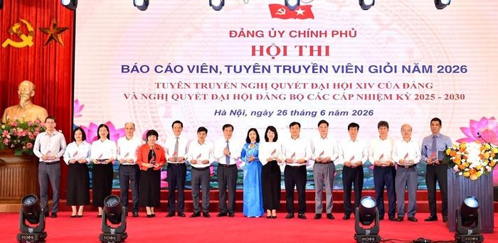 Đồng chí Nguyễn Thị Tuyến, Ủy viên Ban Chấp hành Trung ương Đảng, Phó Bí thư Đảng ủy Chính phủ và đồng chí Phan Xuân Thủy, Phó Trưởng Ban Tuyên giáo và Dân vận Trung ương trao tặng biểu trưng cho các đảng ủy trực thuộc có thí sinh tham gia Hội thi