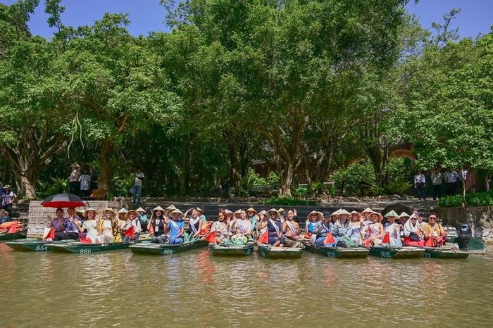 Các thí sinh "Miss Multicultural World 2026" đã có cơ hội trực tiếp cảm nhận vẻ đẹp nguyên sơ của thiên nhiên và chiều sâu văn hóa, lịch sử của vùng đất cố đô