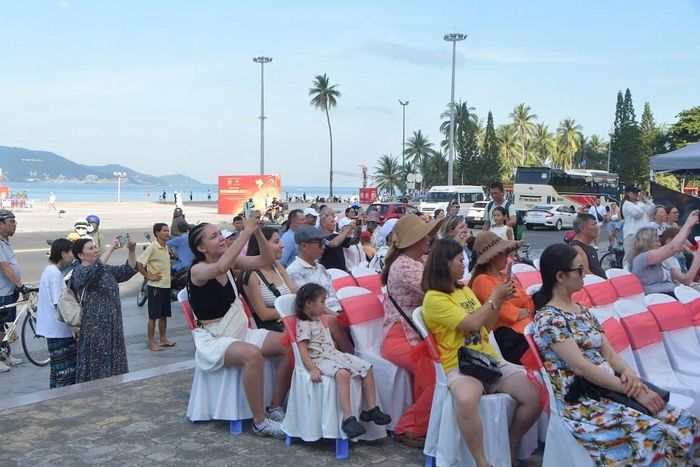 Du khách quốc tế thích thú thưởng thức các tiết mục nghệ thuật