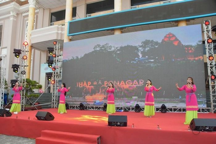 Chương trình Giao lưu nghệ thuật “Niềm vui gia đình” nhằm tôn vinh các giá trị văn hóa gia đình Việt Nam