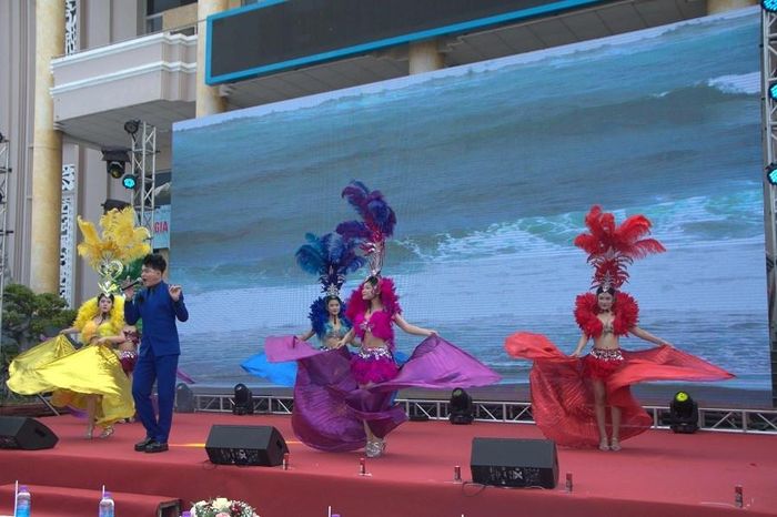 Một số tiết mục Carnival “Sắc màu của biển”, “Nhảy hiện đại”, “Nhảy Samba”… cũng đã làm sôi động phố biển Nha Trang, giúp cho các du khách có mặt hết sức thích thú...