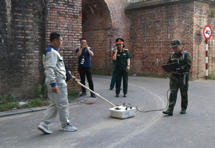 Lực lượng chức năng sử dụng radar xuyên đất khảo sát ở khu vực cửa Chánh Tây - Kinh thành Huế. Ảnh: S.T