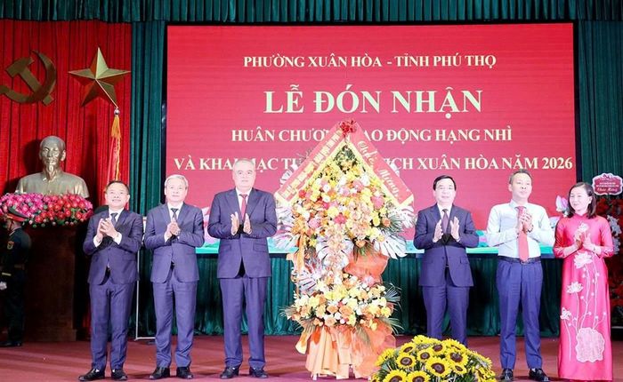Các đồng chí lãnh đạo tỉnh Phú Thọ trao Huân chương Lao động hạng Nhì và tặng hoa chúc mừng Đảng bộ, chính quyền, Nhân dân phường Xuân Hòa