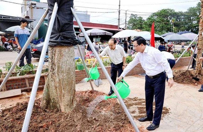 Phó Bí thư Tỉnh ủy Phú Thọ Bùi Huy Vĩnh và các đại biểu trồng cây tại khu vực chợ Tình Đại Lải