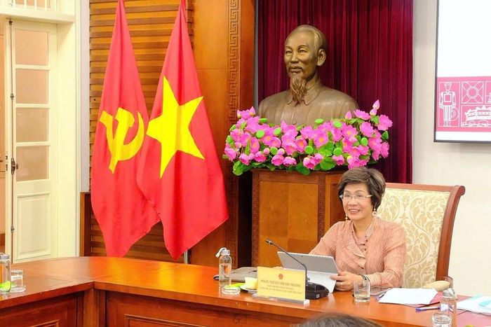 PGS.TS Nguyễn Thị Thu Phương, Viện trưởng Viện Văn hóa, Nghệ thuật, Thể thao và Du lịch Việt Nam phát biểu và chủ trì tọa đàm