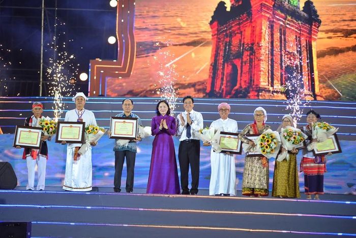 Thứ trưởng Bộ VHTTDL Trịnh Thị Thủy trao tặng Bằng khen ghi nhận những đóng góp của các Nghệ nhân có thành tích tiêu biểu, xuất sắc trong công tác bảo tồn và phát huy văn hóa truyền thống của đồng bào dân tộc Chăm