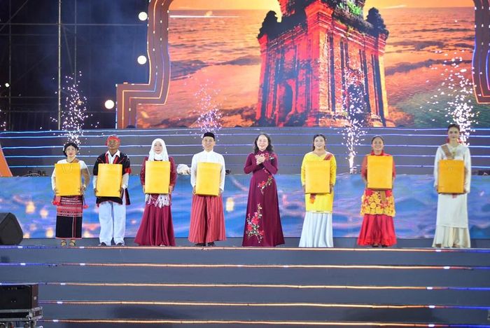 Phó Chủ tịch nước Võ Thị Ánh Xuân trao quà tặng đại diện đồng bào dân tộc Chăm của các tỉnh, thành phố tham gia Ngày hội
