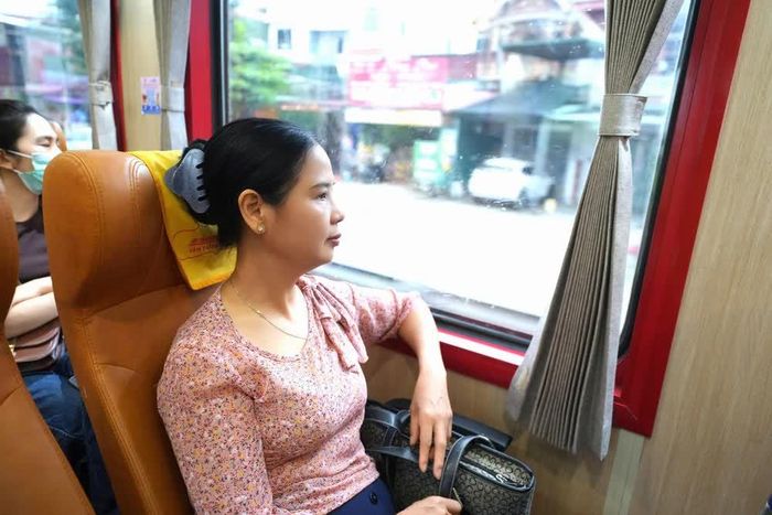Chị Lê Thu Hằng - Khoa Dược, BV Bạch Mai trên đoàn tàu Bạch Mai sáng 26/6/2026. Ảnh: Sơn Nam