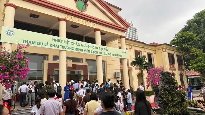 Đoàn cán bộ, nhân viên y tế đến Ga Phủ Lý để tham dự lễ khai trương và nhận nhiệm vụ tại cơ sở mới. Ảnh: Sơn Nam